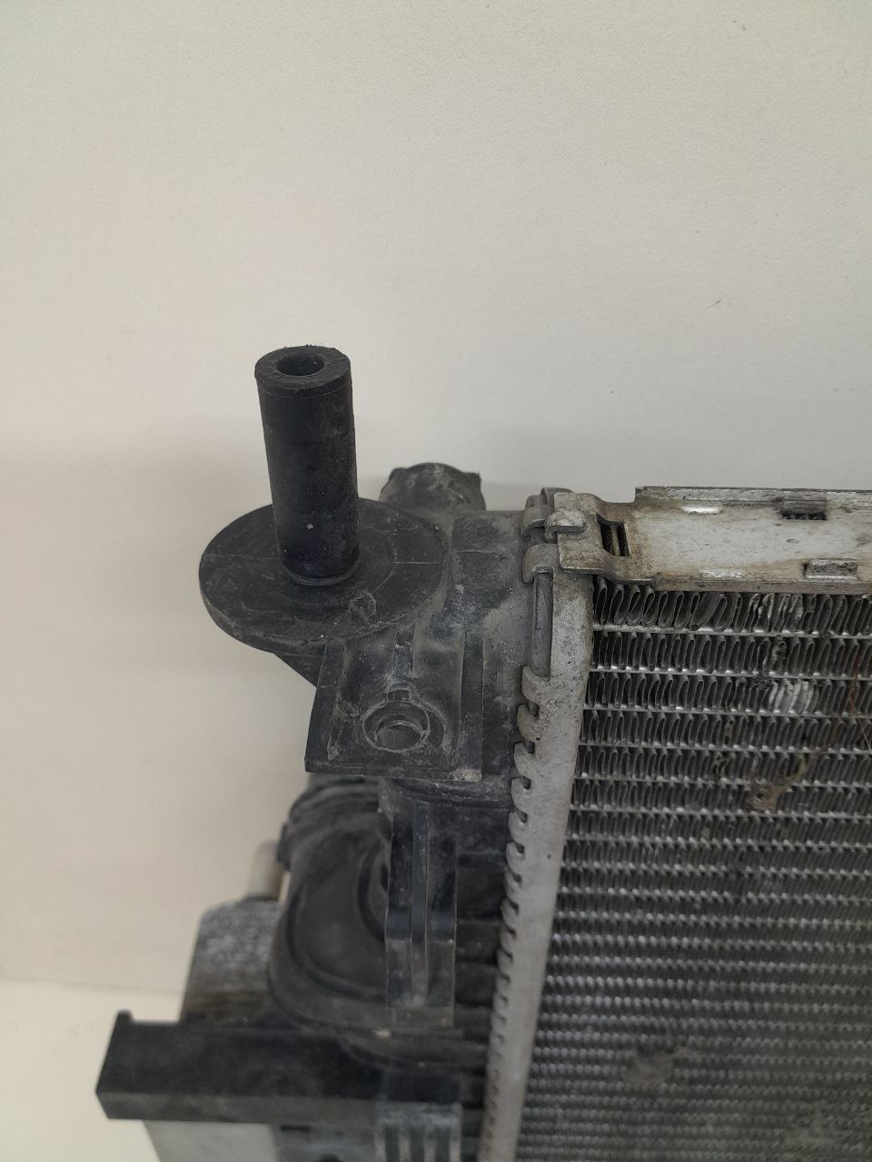 Радиатор охлаждения двигателя Volvo V40 2012-2019