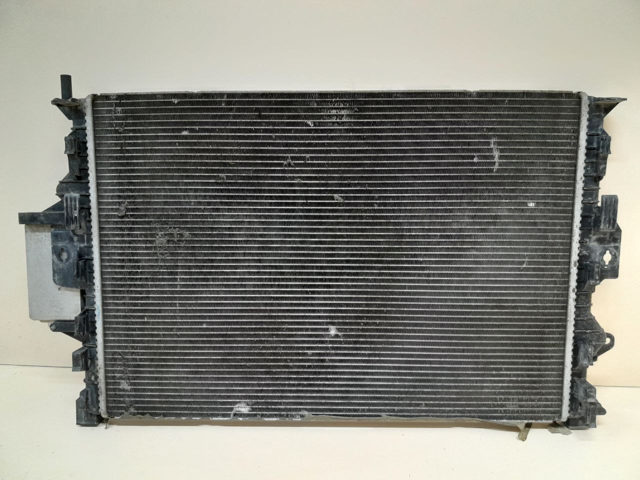 Радиатор охлаждения двигателя Volvo V40 2012-2019