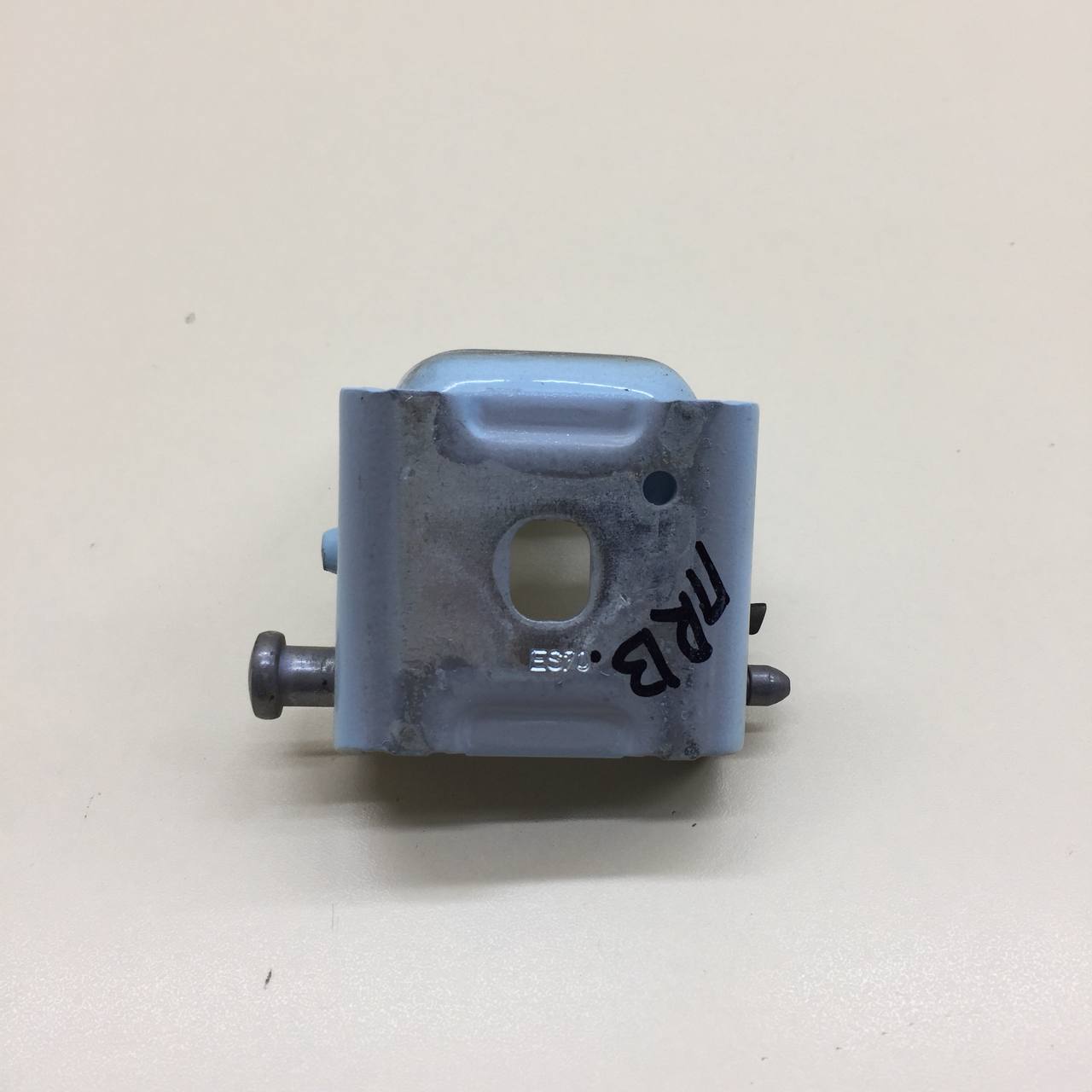 Петля двери передней правой верхняя Citroen C3 2009-2016