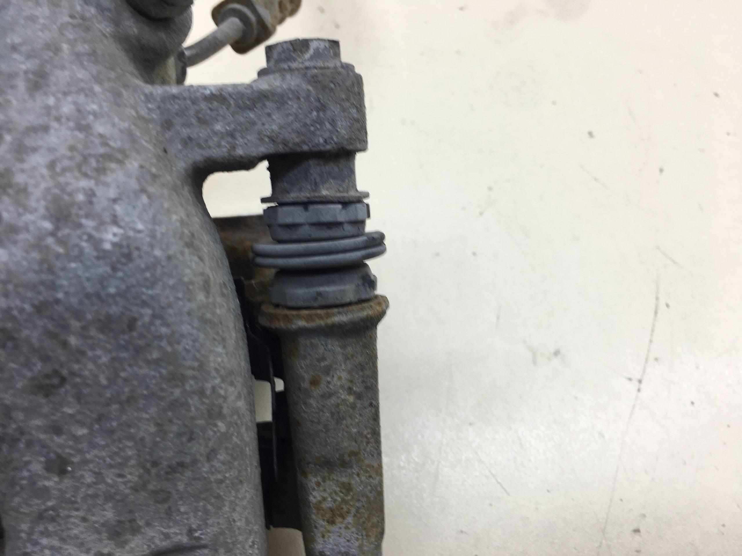 Суппорт задний правый Peugeot 208 2012>