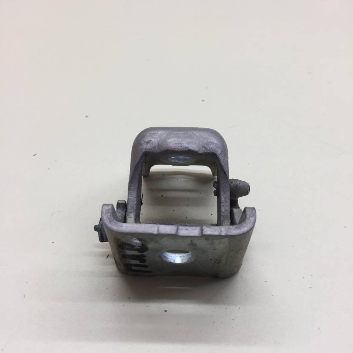 Петля двери передней левой верхняя Peugeot 208 2012>