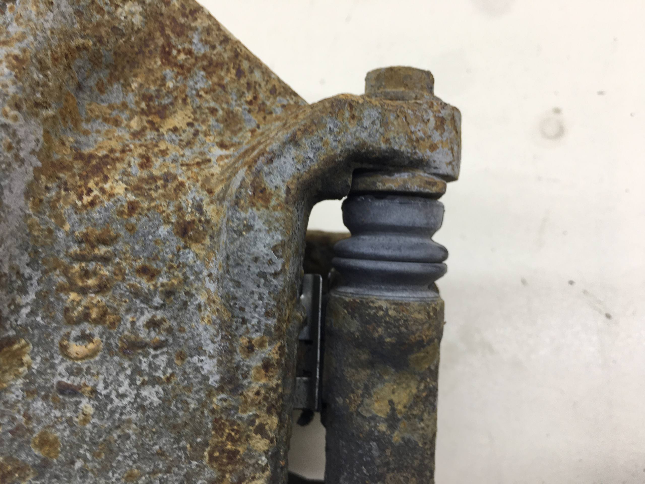 Суппорт передний правый Peugeot 208 2012>