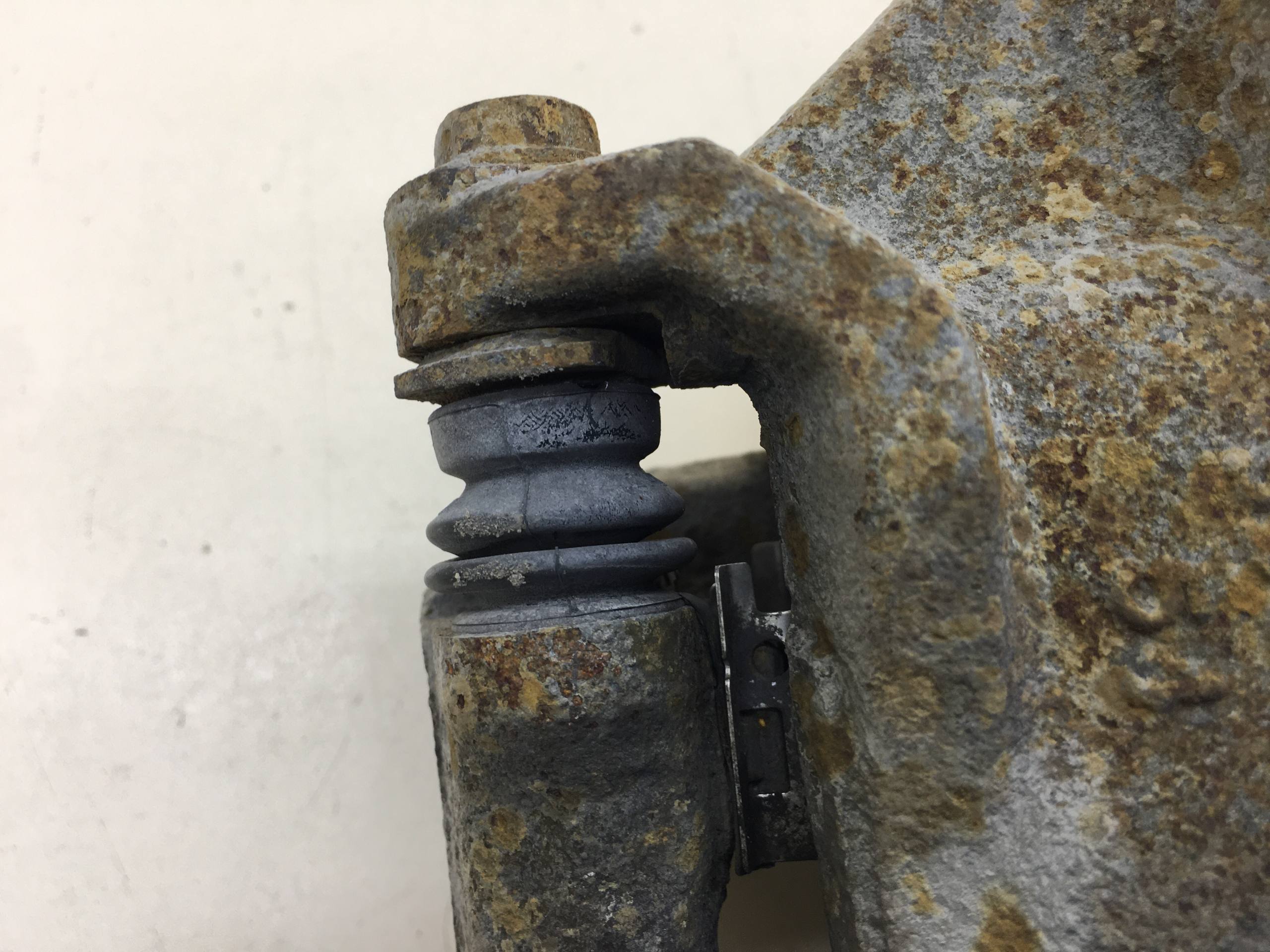 Суппорт передний левый Peugeot 208 2012>