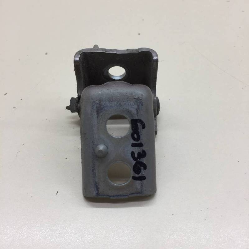 Петля двери передней левой нижняя Peugeot 208 2012>