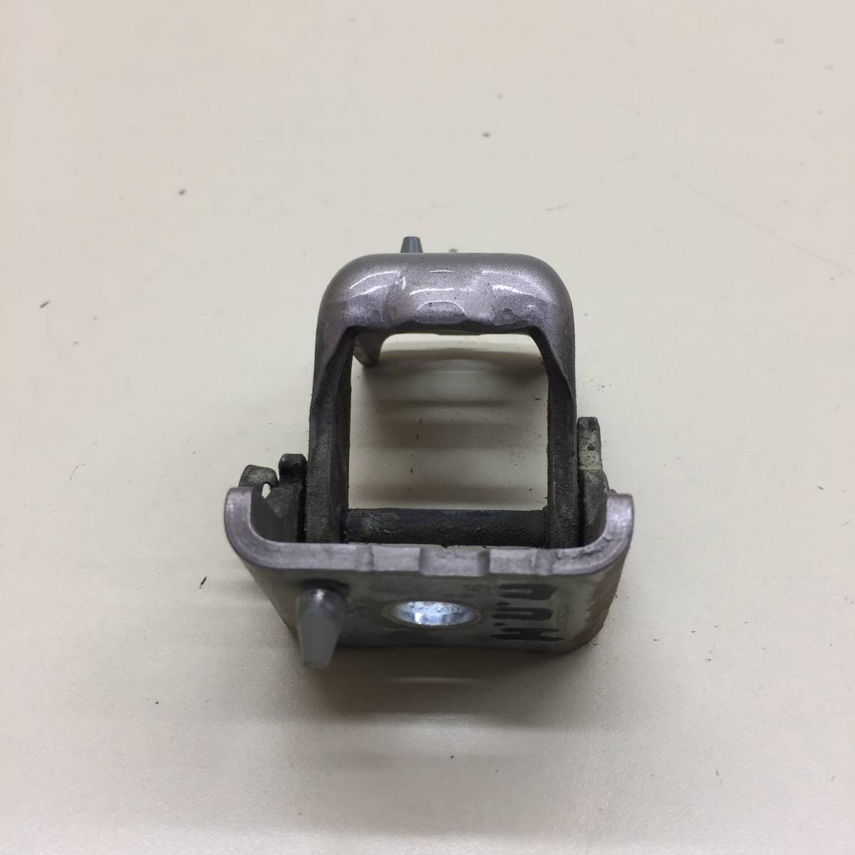 Петля двери передней правой нижняя Peugeot 208 2012>