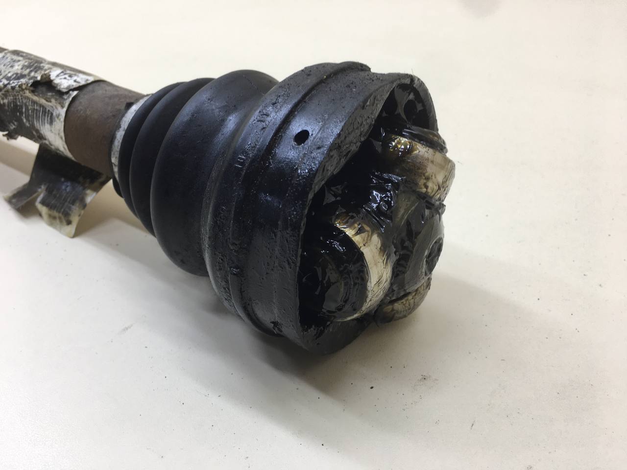 Полуось передняя левая Peugeot 308 2007>