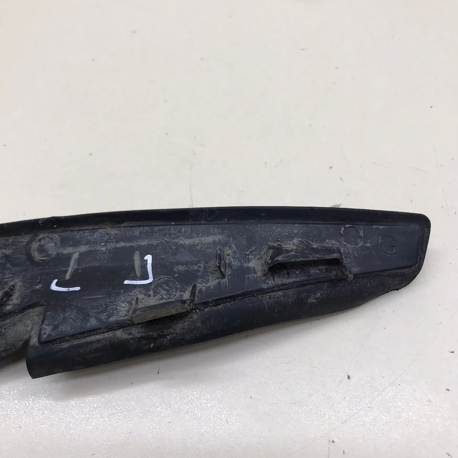 Решетка стеклооч. (планка под лобовое стекло, жабо) Peugeot 208 2012>