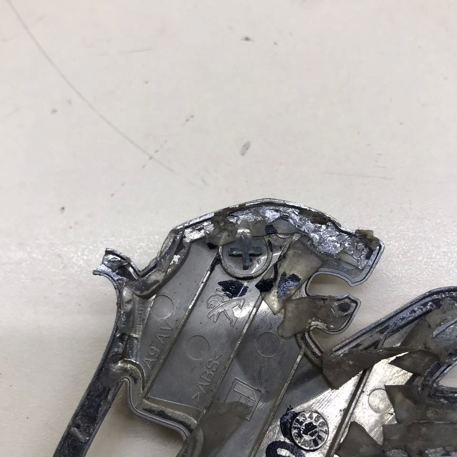 Эмблема Peugeot 208 2012>