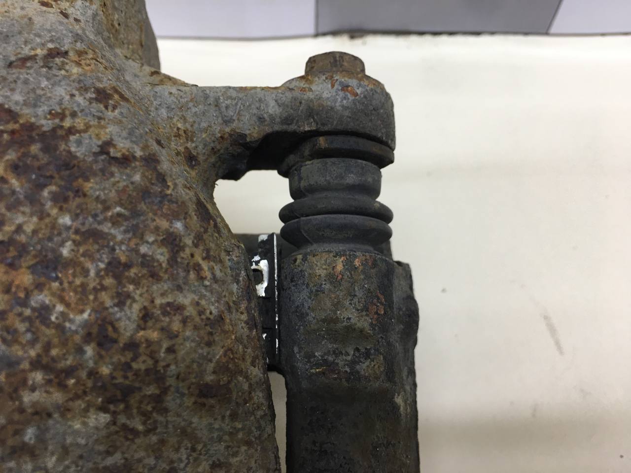 Суппорт передний правый Peugeot 308 2007>