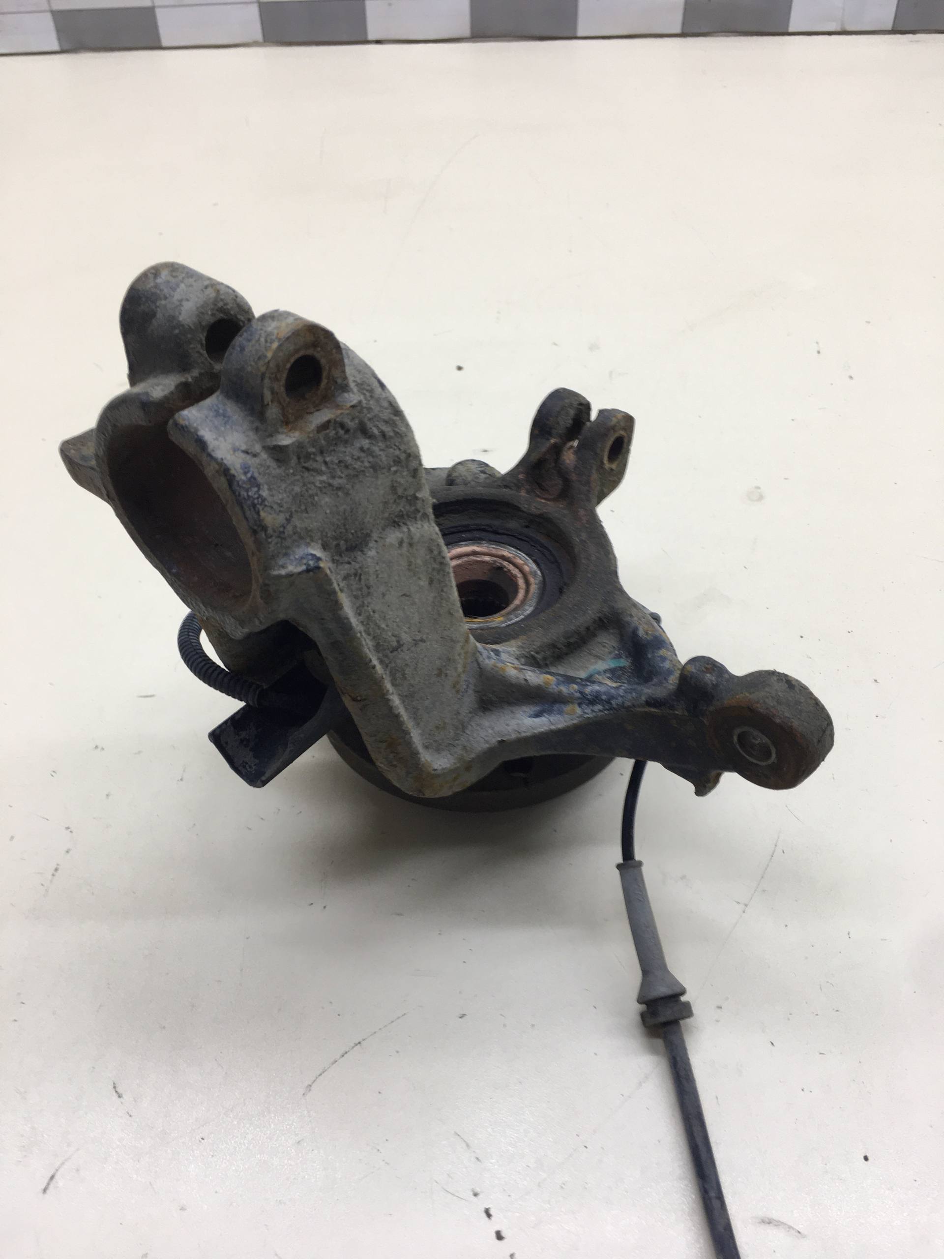 Кулак поворотный передний левый Peugeot 208 2012>