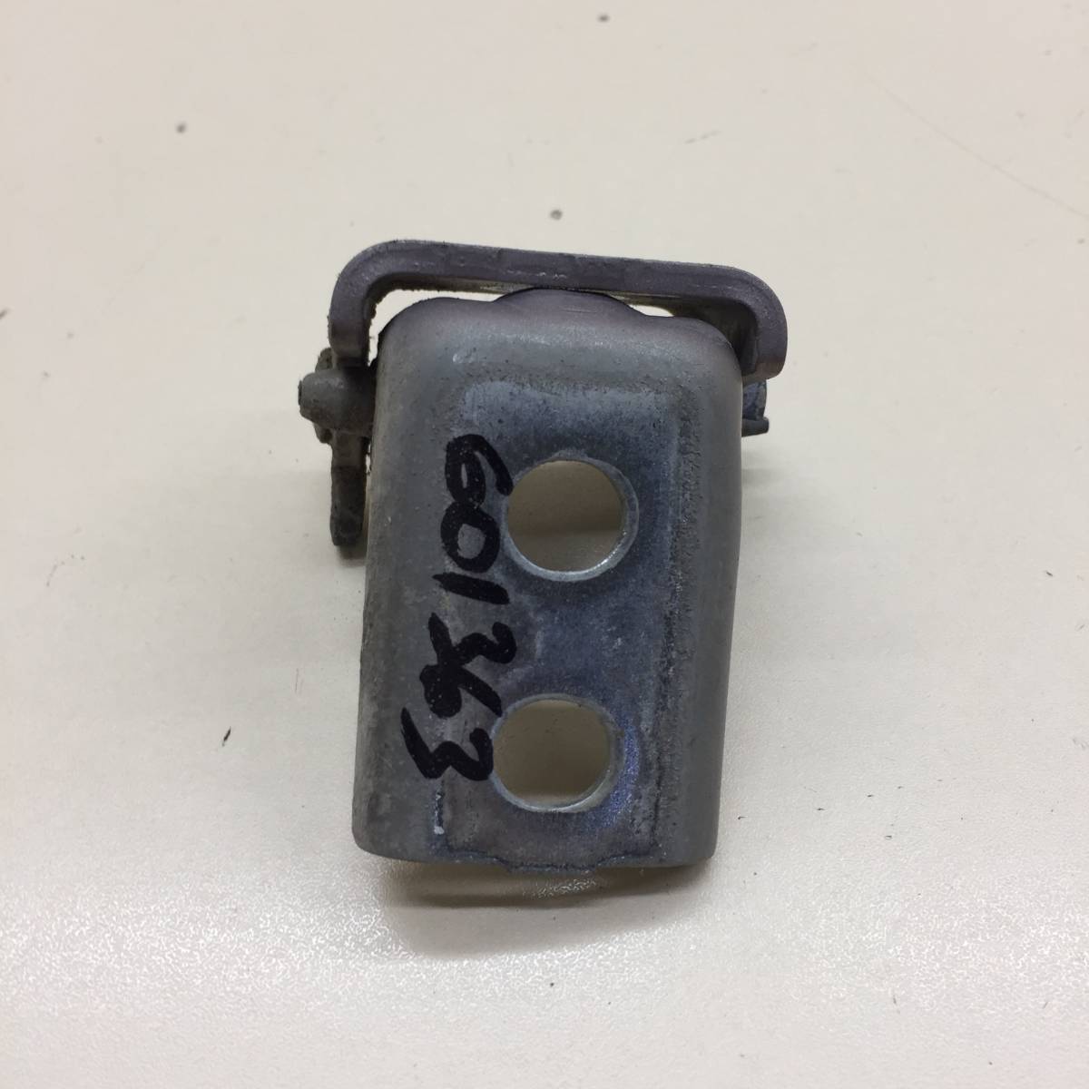 Петля двери передней левой верхняя Peugeot 208 2012>