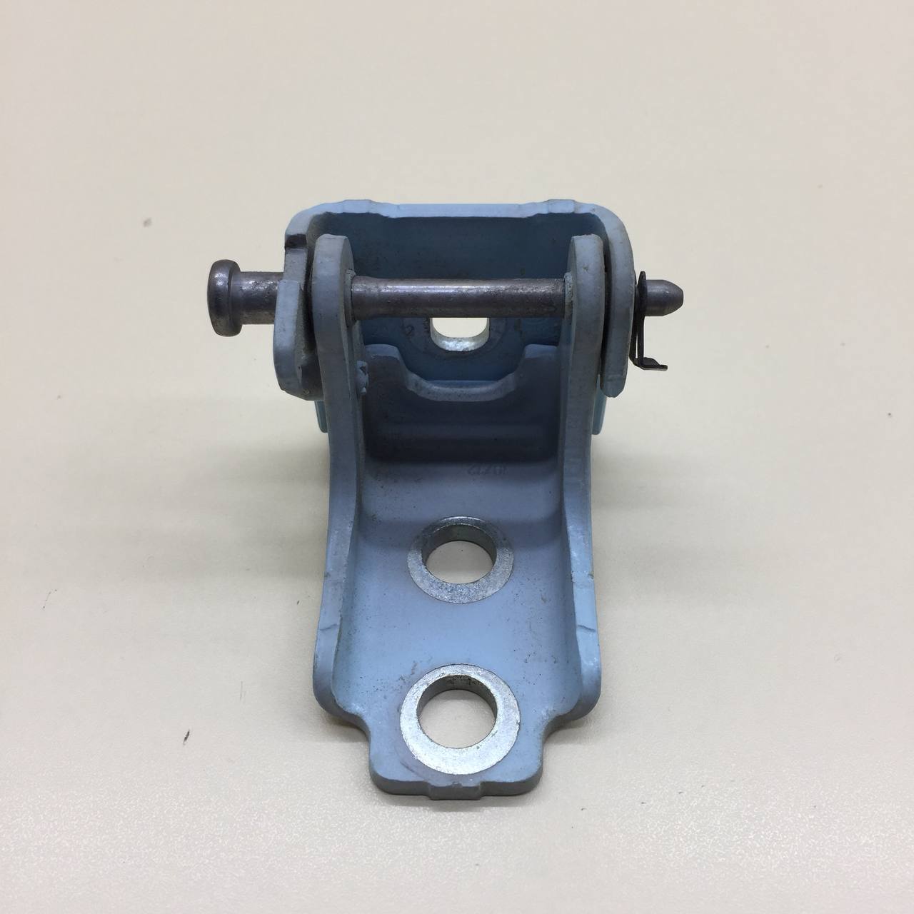 Петля двери передней правой верхняя Citroen C3 2009-2016