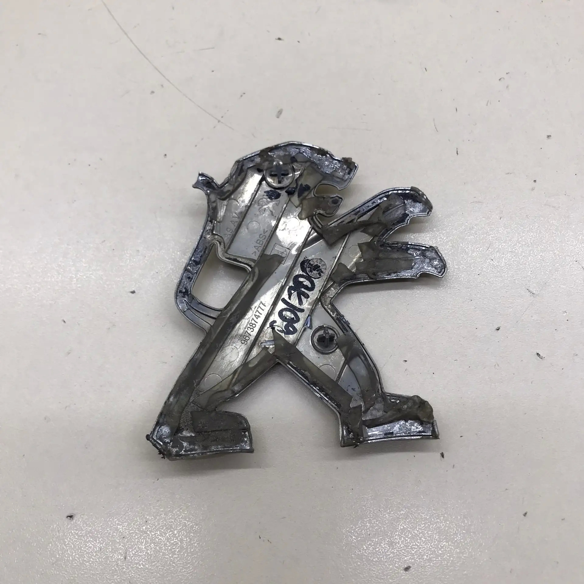 Эмблема Peugeot 208 2012>